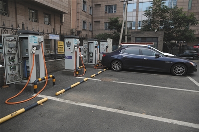燃油車占位現(xiàn)象嚴重 燃油車 霸占 充電樁 電動車難入位 